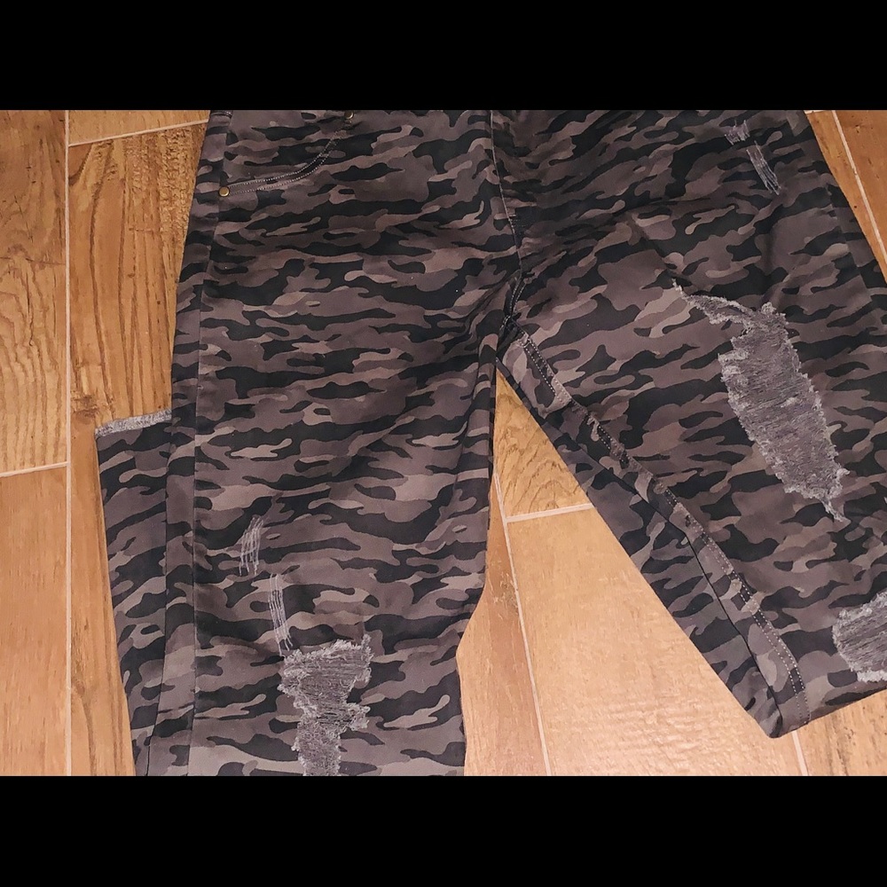 Zeza B Camo shredded denim leggings
